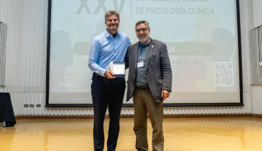 Agustín Ibáñez recibe el Premio Sergio Yulis 2025 de la Sociedad Chilena de Psicología Clínica